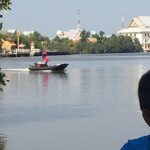 客人在釣魚…最狂外送員「河中央送餐」 熊貓超敬業「划船親送到手」網笑:使命必達